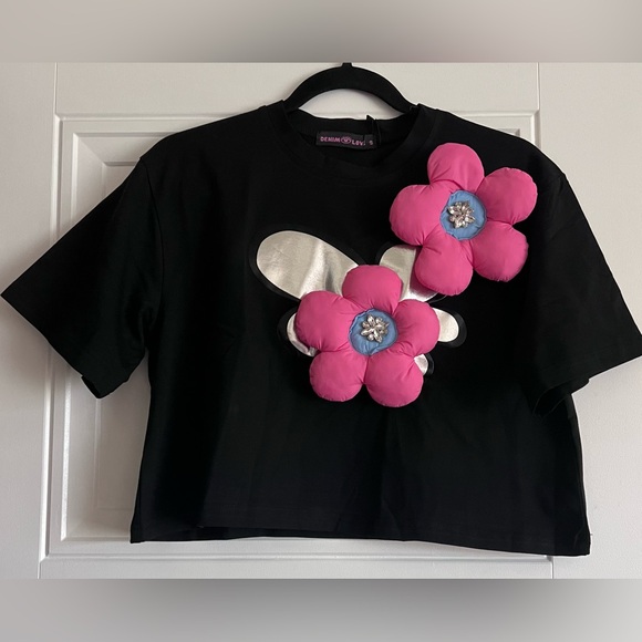 Black Stylish T-shirt with Puffy Pink Flowers attached. Small, Medium and Large - Picture 3 of 6